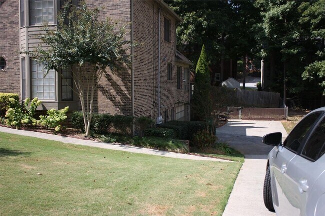 Foto del edificio - 2544 Leeshire Road - 1