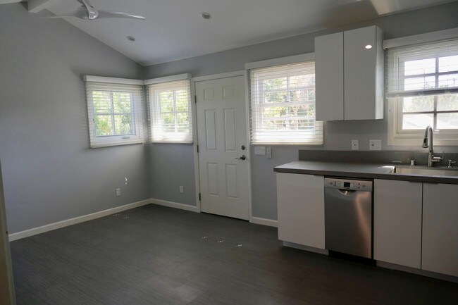 Kitchen/Livingroom - 11430 Kingsland St