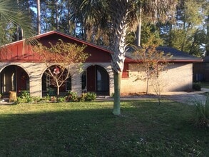 Building Photo - 1011 S Poplar Dr