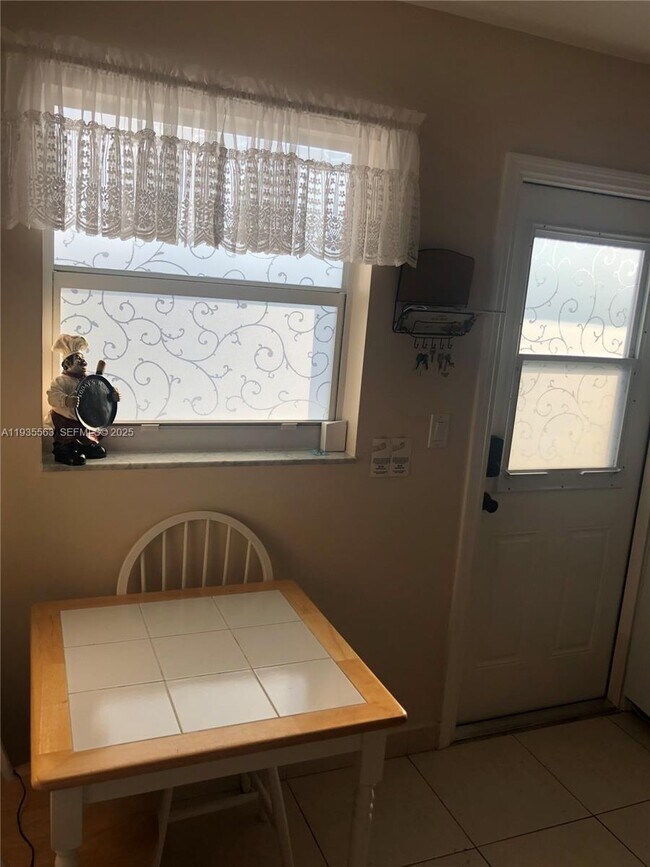 Building Photo - 300 NE 12th Ave