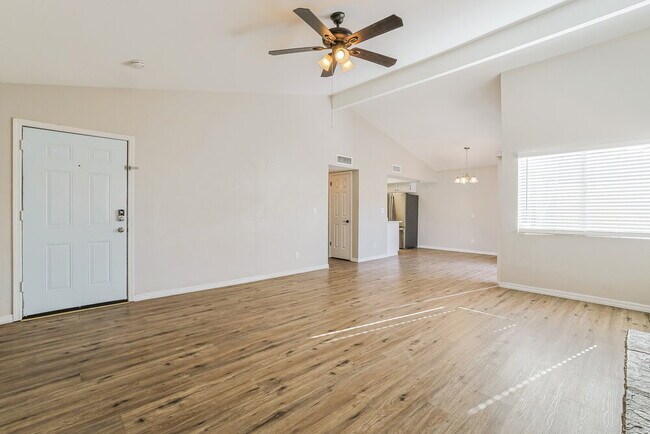 Foto del edificio - 2243 E Forge Ave