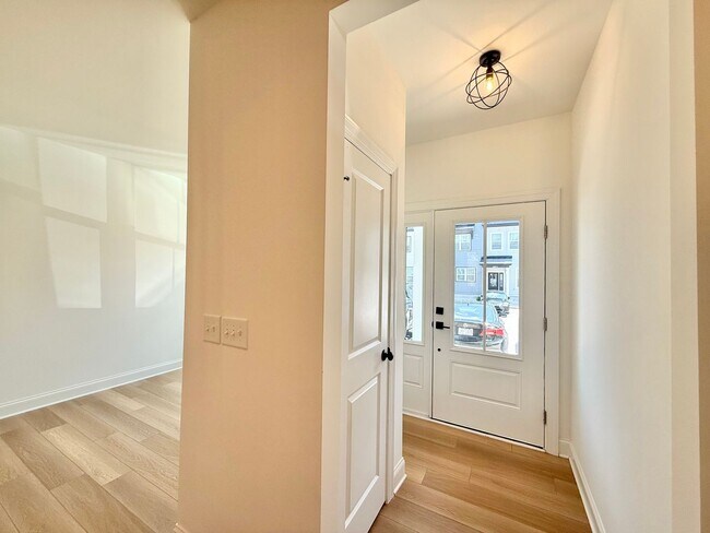 Foto del edificio - 4821 Gossamer Ln
