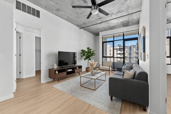 Foto del edificio - NEW FLOORS! Spacious 2 Bedroom 2 Bathroom ...