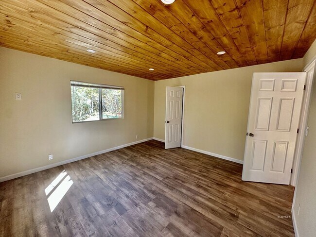 Foto del edificio - 54365 Pine Crest Ave