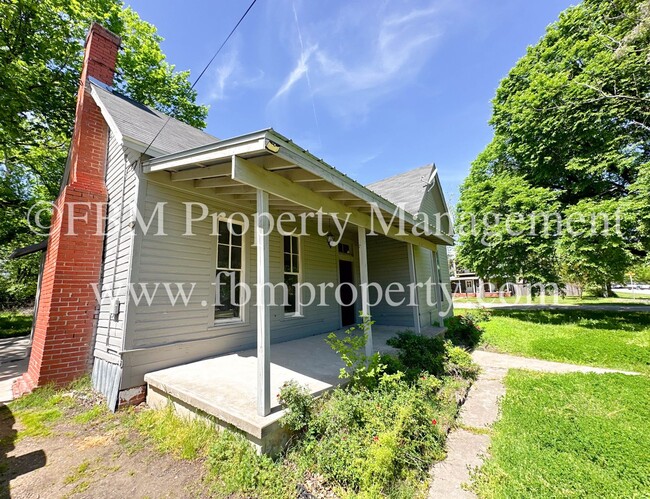 Building Photo - 507 N Live Oak Ave