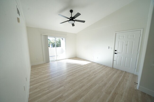 Building Photo - SHOWINGS AVAILABLE NOW