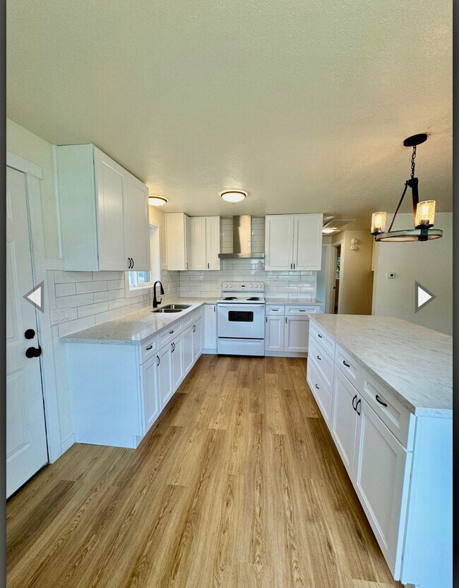 Foto del edificio - 2 Bed 1 Bath Duplex with Garage,