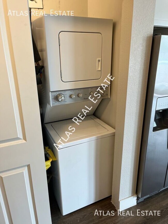 Building Photo - 2 Bed 1 Bath Apartment with Walkout Deck, ...