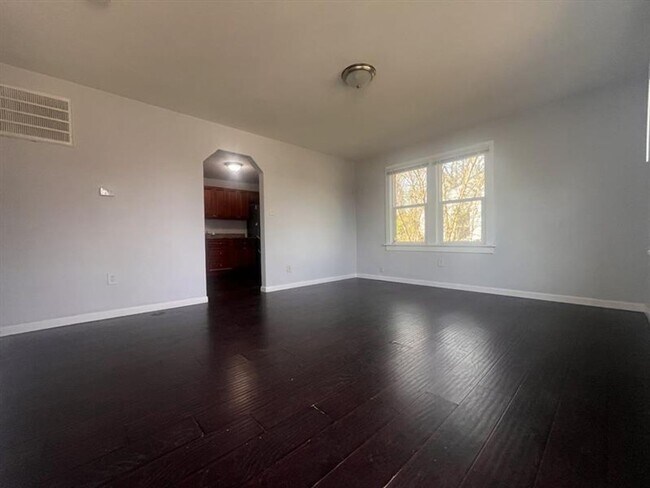 Foto del edificio - Clean Updates Meet Classic Built-In Charm