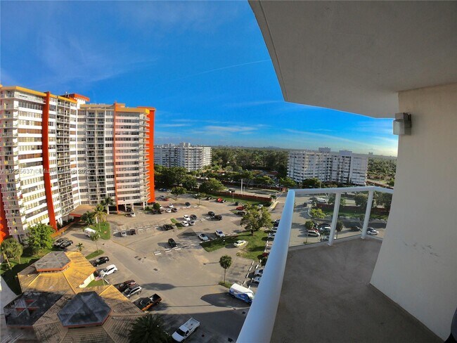 Building Photo - 1301 NE Miami Gardens Dr