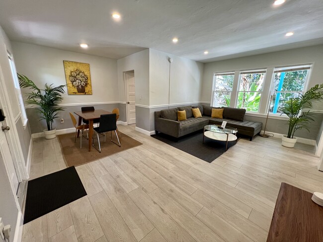 Building Photo - 6030 N Bayshore Dr