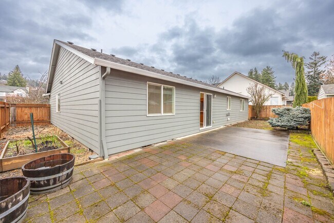 Building Photo - Three bedroom, plus bonus room, one level ...