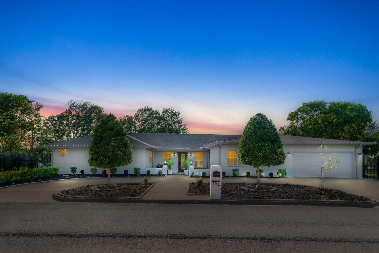 Primary Photo - 1208 Scenic Dr