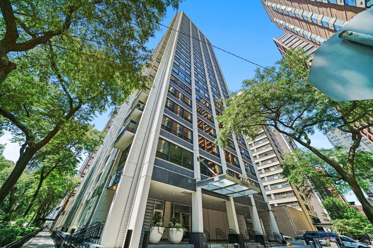 Primary Photo - 2 bedroom condo with built in washer/dryer...