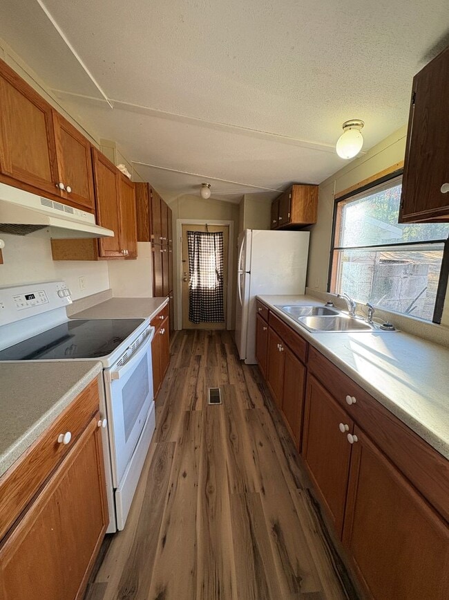 Building Photo - Spacious doublewide located in Bedford!