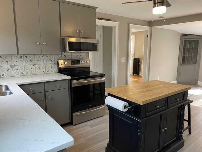 Building Photo - 33 Maple St