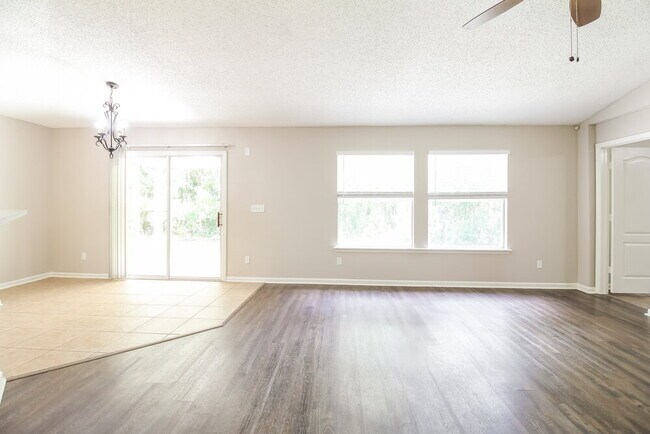 Foto del edificio - 6602 River Falls Dr