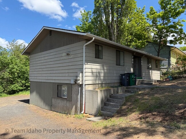 Building Photo - 704/706 East E Street
