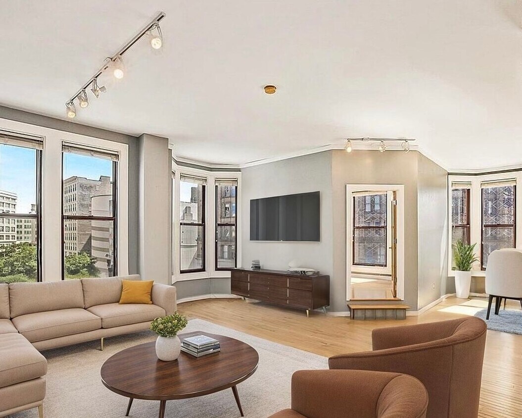 Foto principal - Oversized Downtown 1 Bed, 1 Bath + Den Condo!