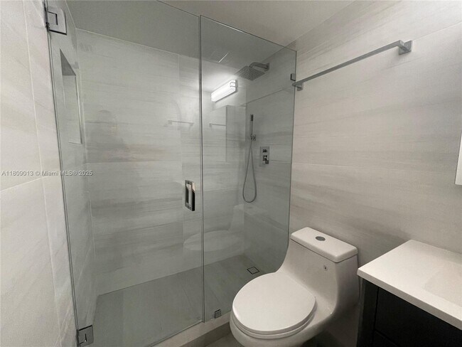 Building Photo - 540 Brickell Key Dr