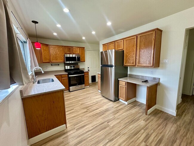 Foto del edificio - Bright Castro Valley 2 Bedroom 1 Bath!