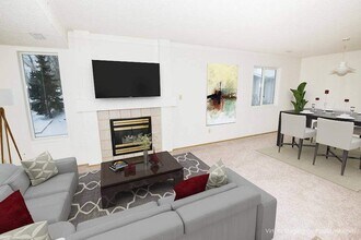 Building Photo - Huntington Court Coach Homes