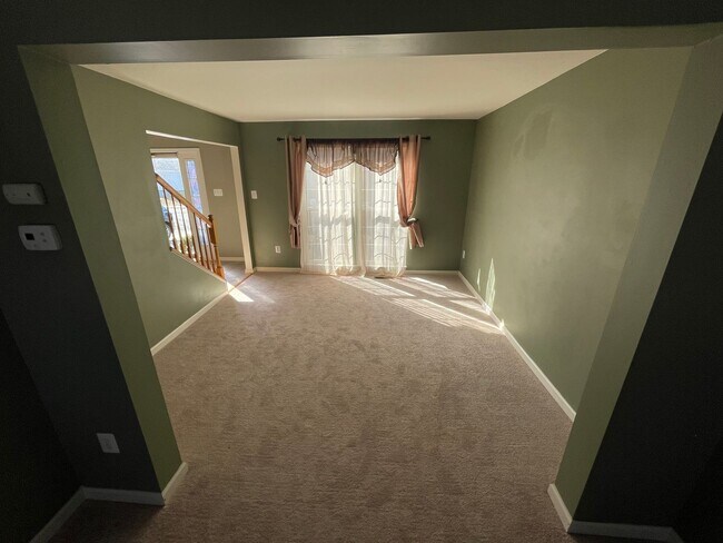 Building Photo - Large single family home with large back y...