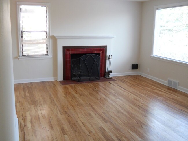 Building Photo - 2 Bedroom House - Seward Park! * 6 Month L...