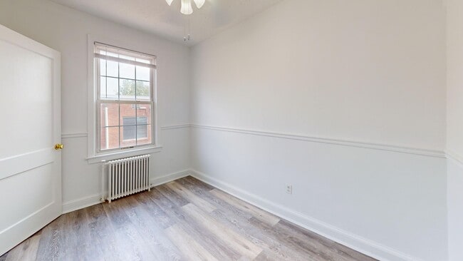 Building Photo - Top Floor Recently Updated MacArthur Blvd One Bedroom W/Parking Included