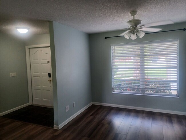 Foto del edificio - Coming Soon: Spacious, Newly Remodeled  3 bedroom, 2 bathroom screened lanai GREAT LOCATION