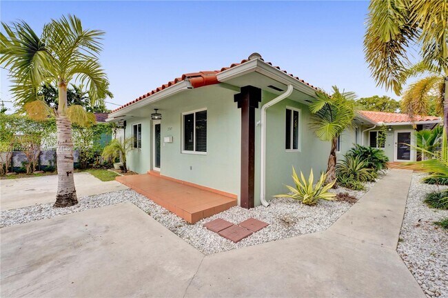 Building Photo - 2747 SW 17th St
