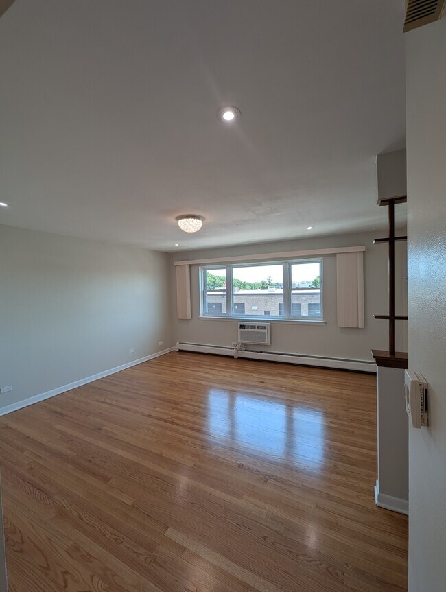 Foto del edificio - 9216 Seymour Ave