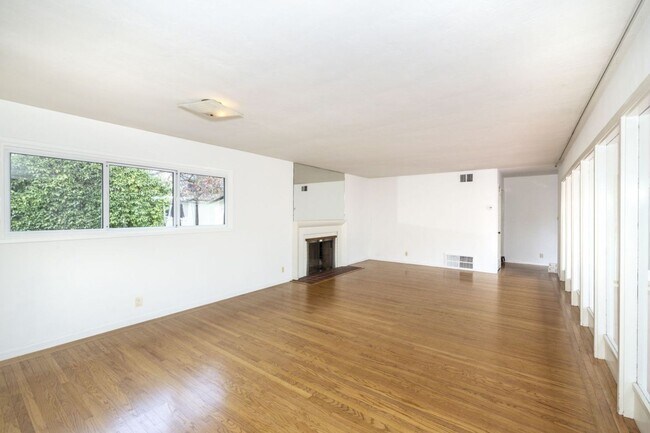 Foto del edificio - Spacious 3 Bed, 3 Bath Home in Excellent Location- Short Term Lease