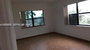 Foto del edificio - 8290 Lake Dr