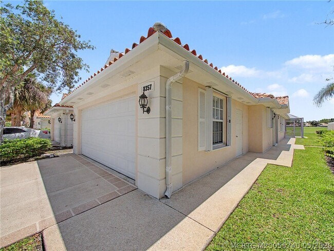 Building Photo - 8357 SE Double Tree Dr