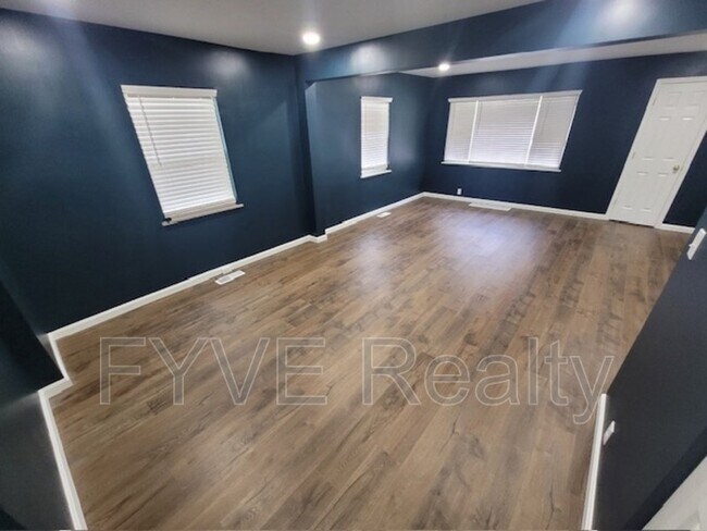 Building Photo - 348 Bonnie Leslie Ave