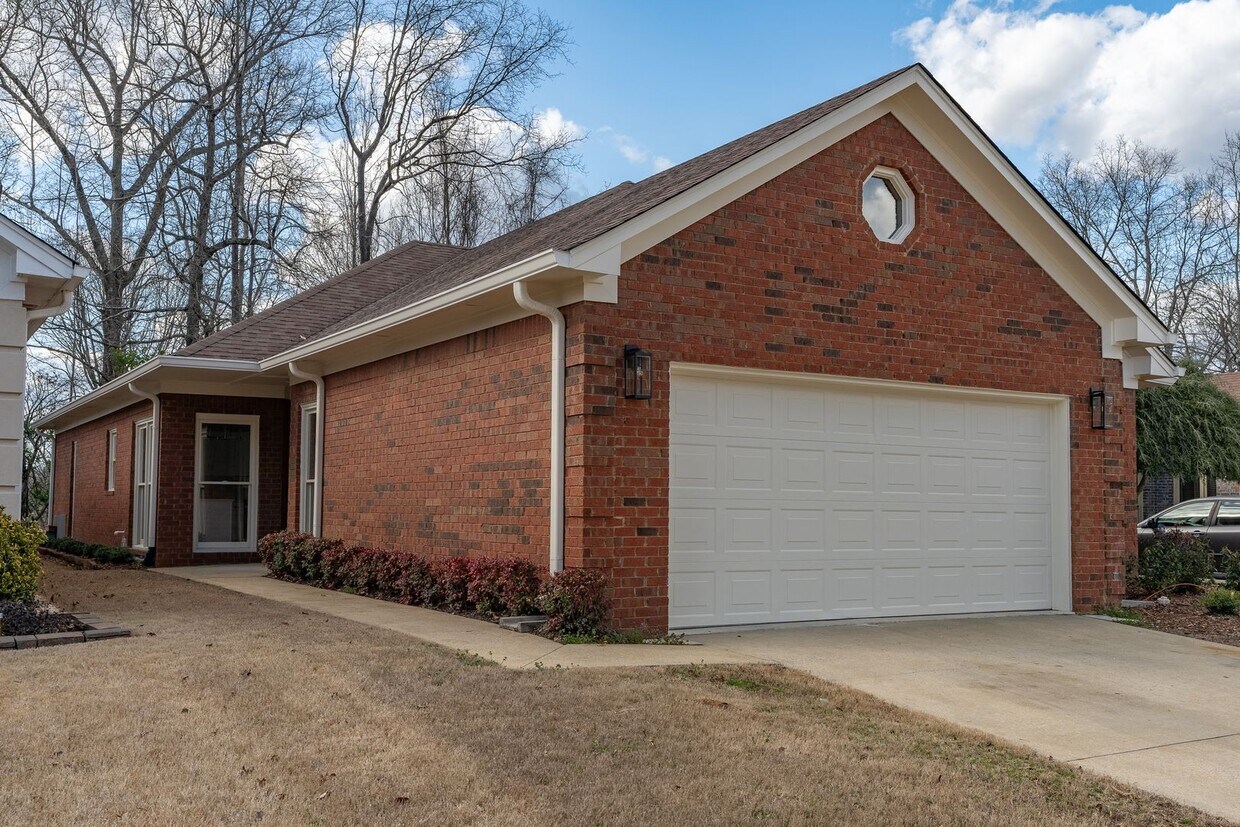 Foto principal - 1223 Berwick Rd. (Greystone) ****Just Remo...