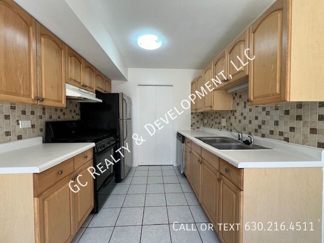 Building Photo - 1800 Jamestown Cir