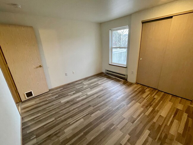 Building Photo - Top Floor 2 Bed 1 Bath Apartment