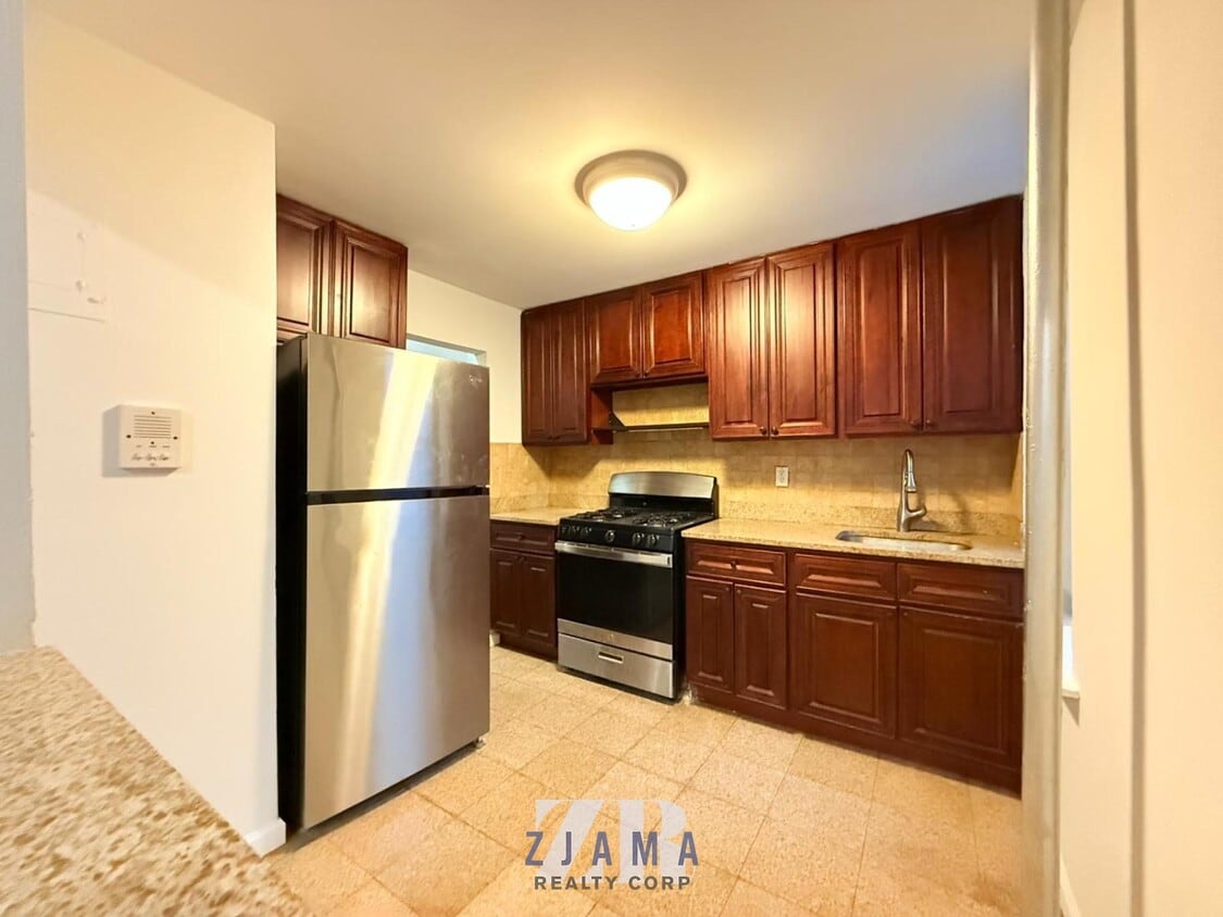 Primary Photo - 170 Parkside Ave