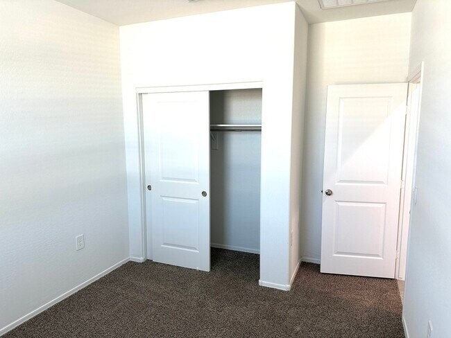 Foto del edificio - Gorgeous NEWER 4 bedroom 2 bath home in Carlton