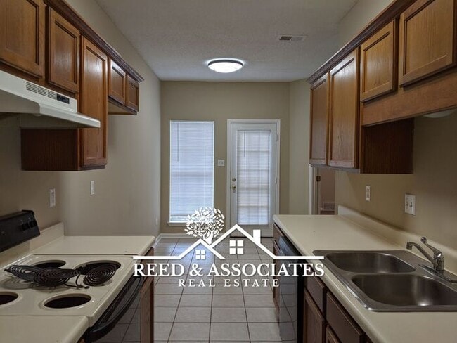 Building Photo - Spacious Townhome Located in Quiet Cove!