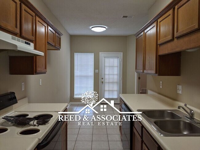 Foto del edificio - Spacious Townhome Located in Quiet Cove!