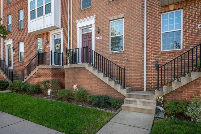 Building Photo - Luxury 3-Bed, 4-Bath Townhouse with Modern...