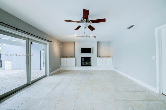 Building Photo - PINECREST