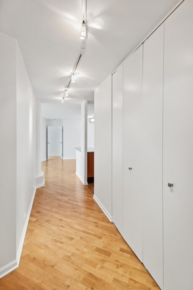 Foto del edificio - 155 N Harbor Dr