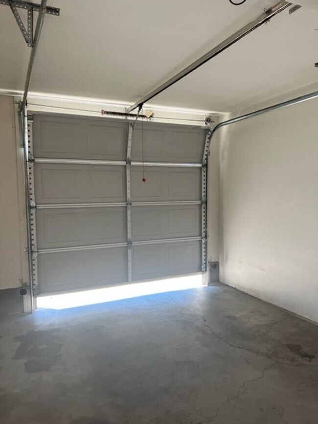 Foto del edificio - CLEAN SINGLE LEVEL 2 BEDROOM HOME/ WITH DE...