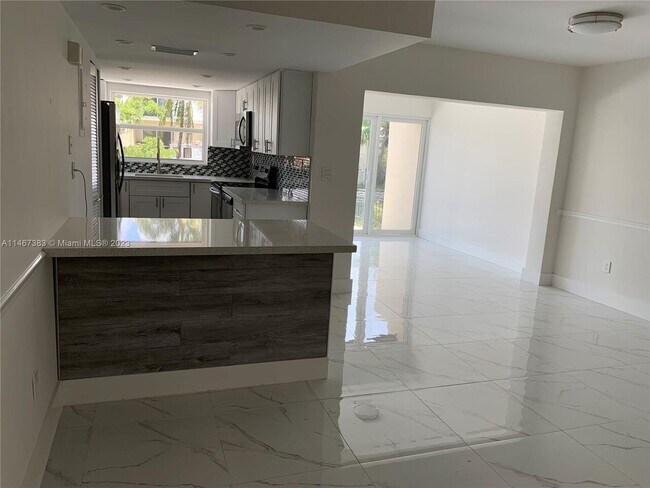 Building Photo - 7326 S Miami Lakeway S # 7326