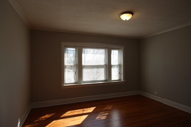 Foto del edificio - 2 Bed / 1 Bath Beautiful Rehabbed Apartment in Hermosa near Fullerton Bus, Restaurants & Shopping...