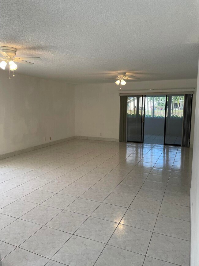 Building Photo - 5526 Mirror Lakes Blvd